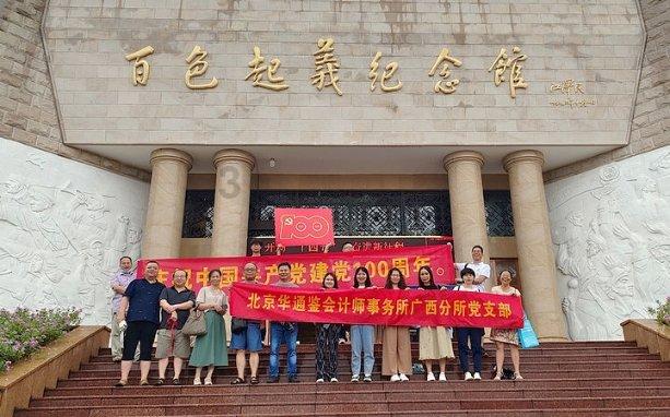 为什么宿舍里吃东西必须要分给舍友？游戏画面
